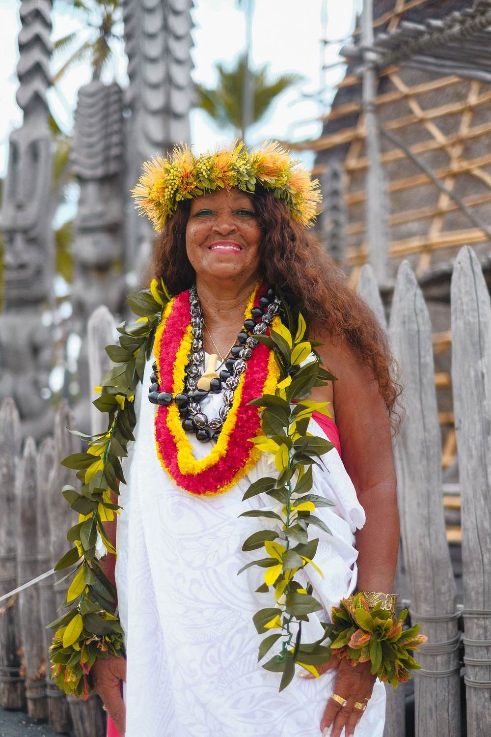 Kahu Kāhealani at the kiʻi palisade