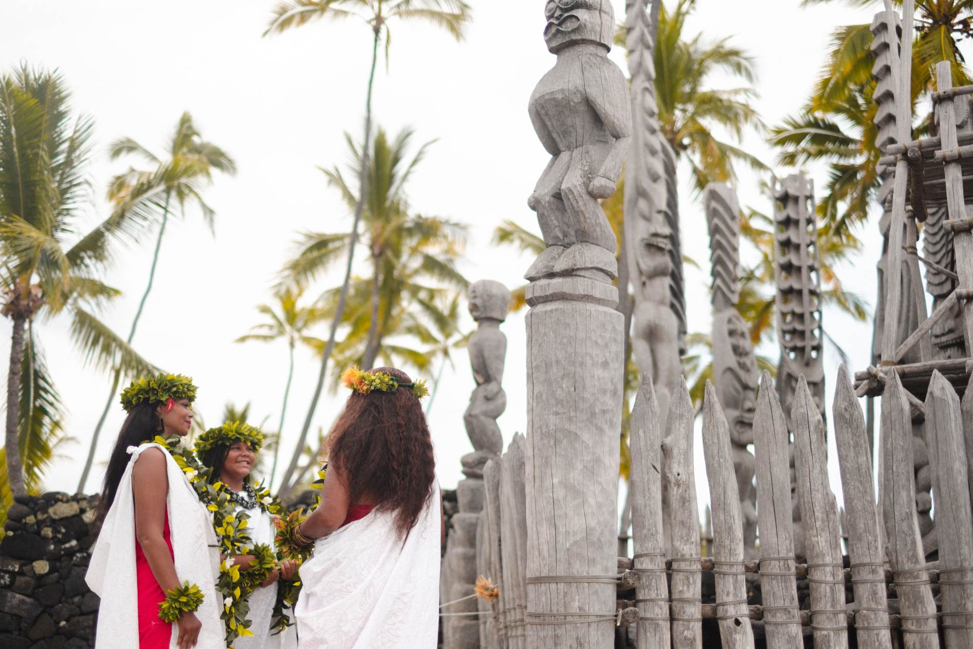At the kiʻi palisade of Puʻuhonua o Hōnaunau